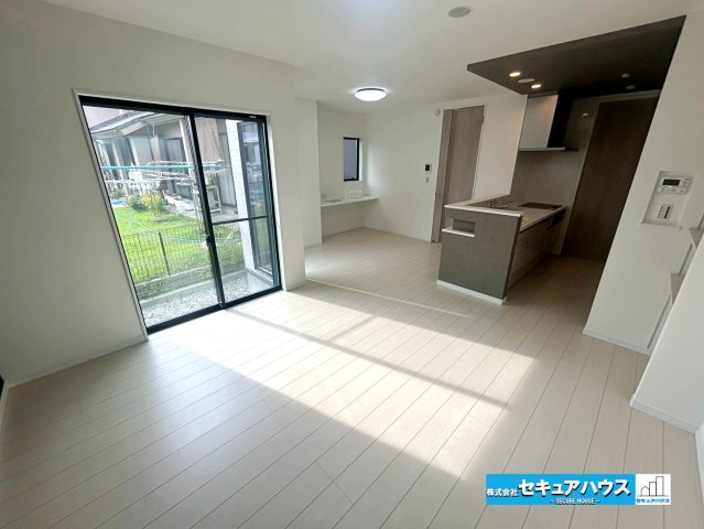 【本日ご案内可能】大府市桃山町　全1棟の居間・リビング|【LDK17.37帖】
◆通学から帰宅し、リビングルームで会話を楽しむ子ども達。リビングから臨む景色は太陽色に染まり、解放感溢れゆったりとしたひと時を過ごすことが出来る素敵な空間です。　　　　　　　　