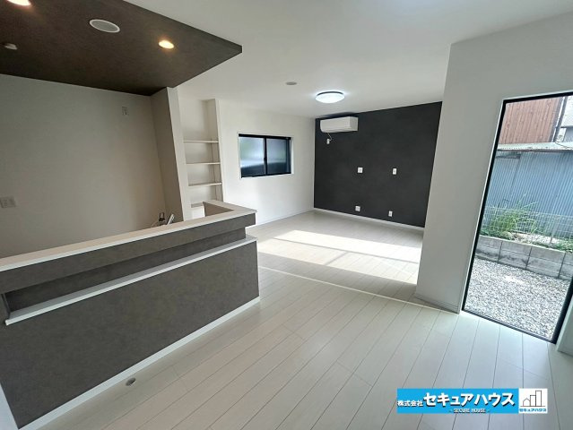 【本日ご案内可能】大府市桃山町　全1棟の居間・リビング|【LDK17.37帖　別角度】
◆キッチン横の棚には、家族の写真を飾ったりリビングに必要な小物を収納ボックスを使って片付けることも可能です♪
◆アクセントクロスにはTVの壁付設置用下地付きです。　　　