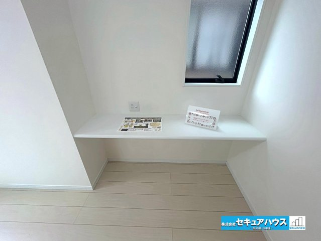 【本日ご案内可能】大府市桃山町　全1棟の居間・リビング|【LDK17.37帖のカウンター】
◆お子様の勉強や書斎として利用できるカウンター付きです。キッチンからお子様の勉強している様子を見ることもできます。コンセント付きのためパソコン作業もできます。　　　