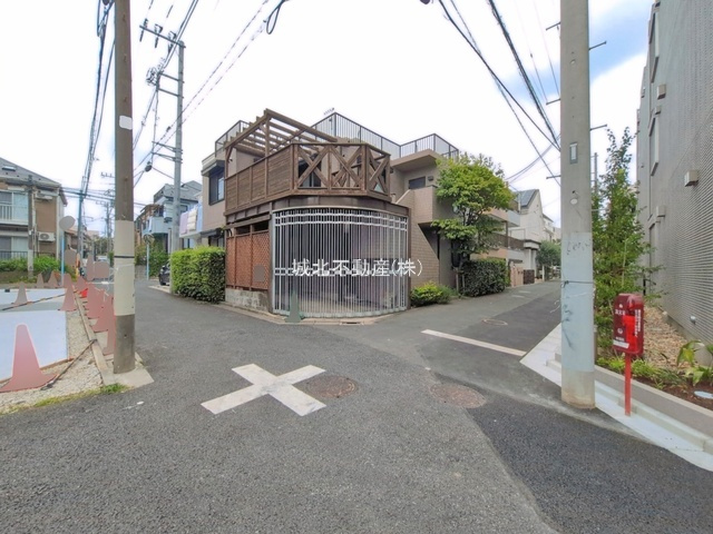 杉並区高円寺北4丁目　HPの前面道路含む現地写真|建物面積132.08㎡の3LDK+3S中古戸建。
家の中心でもあるLDKは21.8帖の開放感