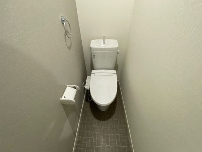 温水洗浄便座付きのトイレです♪