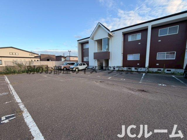 ウイングヒルズBの駐車場