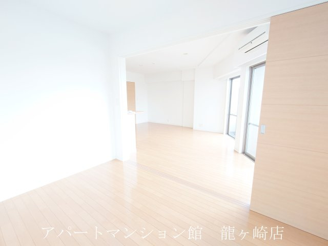 プライムスクエアー佐貫駅前の居間・リビング