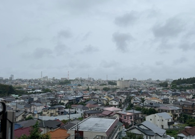 【展望】 | ユニヴェルシオール学園の丘 | 11階建ての3階部分、高台に立地するお部屋からの眺望です。前面に遮るものがなく、開放的な景色を楽しむことができます。風通しも良好で、バルコニーに出れば心地よい空気を存分に味わうことが可能です。