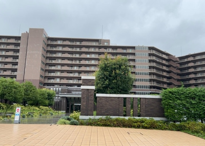 【現況写真】 | ユニヴェルシオール学園の丘 | 3階部分に位置する南東向き角部屋の現況写真です。75.25平米のゆとりある4LDKの間取りで、室内リフォームも施されています。現在空家となっておりますので、実際の陽当りや眺望を現地でご確認いただけます