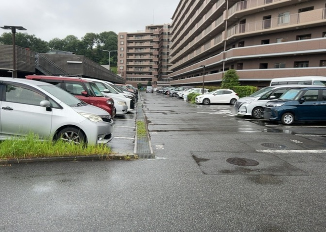 【駐車場】 | ユニヴェルシオール学園の丘 | 敷地内にある駐車場スペースの様子です。車の出し入れや乗降に必要な広さが考慮されており、日々の移動に車をご利用される方にも便利な環境です。空き状況や詳細な区画については事前にお問い合わせください。