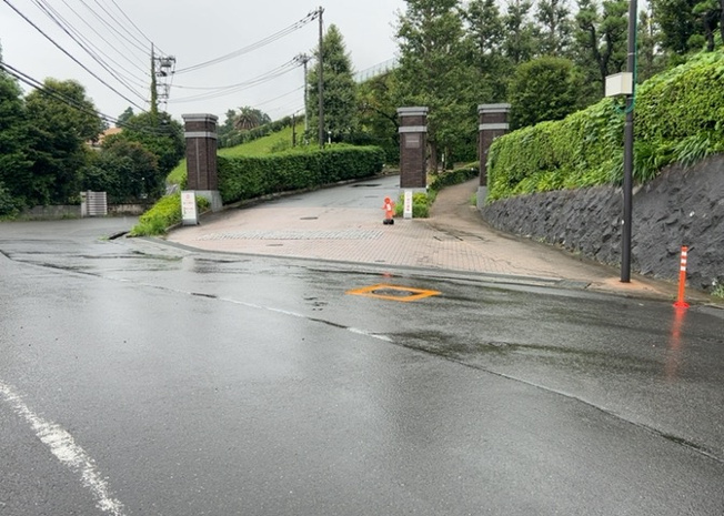 【外観】 | ユニヴェルシオール学園の丘 | 町田市南大谷に立地する総戸数588戸の大規模マンション「ユニヴェルシオール学園の丘」です。鉄筋コンクリート造11階建てで、周辺は閑静な住宅街となっております。高台に位置するため日当たりも期待できます。