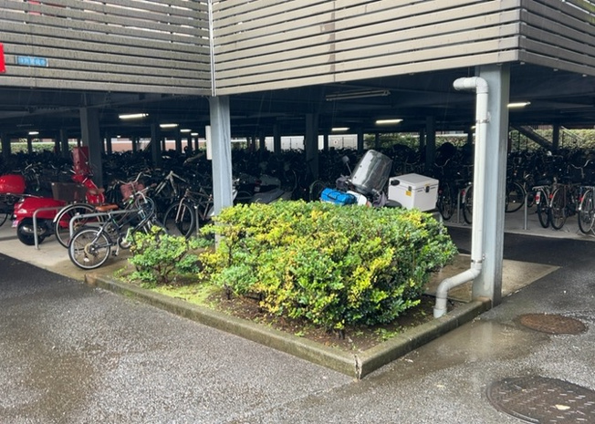 【駐輪場】 | ユニヴェルシオール学園の丘 | 敷地内に用意されている屋根付きの駐輪場エリアです。自転車の整理整頓が整っており、雨の日でも愛車が濡れにくい設計になっています。ご利用をご希望の際は、事前に空き状況をご確認いただくことをおすすめします。