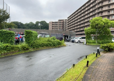 【駐車場】 | ユニヴェルシオール学園の丘 | 敷地内に整えられた駐車エリアです。お持ちの車のサイズや駐車のしやすさを、現地見学時にご確認いただけます。毎日の通勤やお買い物で車を使用されるファミリー層にも適した共用設備となっております。