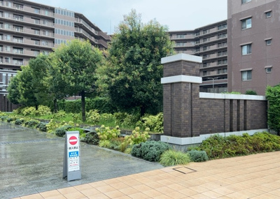 【庭】 | ユニヴェルシオール学園の丘 | 敷地内の緑豊かな植栽スペースです。四季折々の自然を感じられる環境が整えられており、住まいに彩りと癒やしを与えてくれます。高台の閑静な住宅街に位置するため、落ち着いた住環境をお楽しみいただけます。