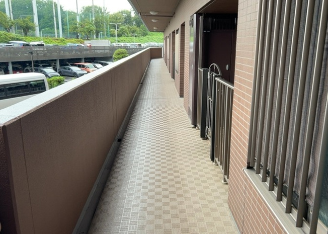【その他共用部分】 | ユニヴェルシオール学園の丘 | 区分所有者全体で大切に管理されている共用部分の廊下や階段エリアです。清掃体制がしっかりしており、清潔な状態が維持されています。エレベーターも完備されているため、3階へのお部屋の移動も快適に行えます。