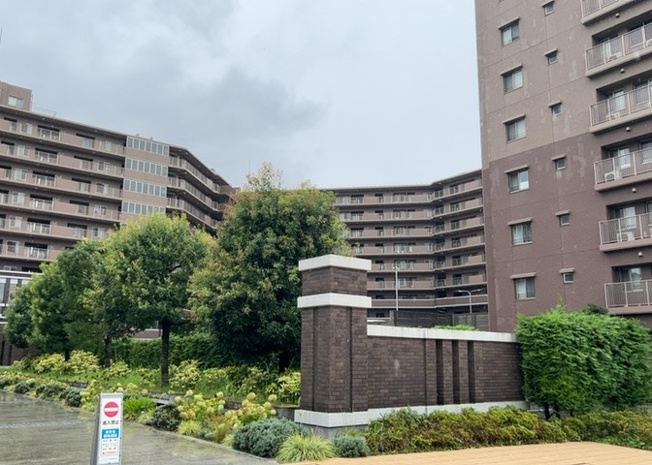 【構造・工法・仕様】 | ユニヴェルシオール学園の丘 | 本物件は耐震性や耐久性に優れた鉄筋コンクリート（RC）造を採用しています。柱や梁、壁がしっかりとした構造となっており、11階建ての3階部分で遮音性にも配慮された安心・安全な建物仕様となっております。
