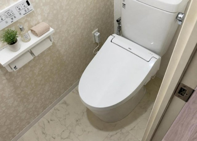 【トイレ】 | ユニヴェルシオール学園の丘 | 2026年7月のリフォームにて新調された快適なトイレ空間です。壁や天井のクロスもきれいに貼り替えられており、清潔な印象を与えます。毎日の生活で頻繁に使う場所だからこそ、使い勝手にこだわっています。