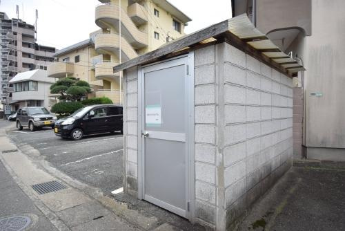 J・Oビルの外観|敷地内ゴミ置き場。防犯カメラ付で安心です。