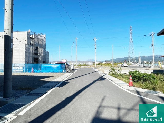 彦根市川瀬馬場町　第9期　新築一戸建ての前面道路含む現地写真|周辺は落ち着いた街並みの住宅地！子育てがしやすい住環境です！まだ未完成ですが、現地でしかわからない事もございます。是非一度ご覧ください。
