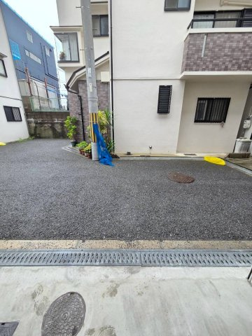 大阪市鶴見区諸口1丁目の前面道路含む現地写真|南側私道に面した開放感のある立地！
南側私道は幅員約4m、接道間口約5.6m。敷地への出入りもしやすく、明るく開放的な住環境が魅力です。