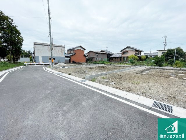 彦根市川瀬馬場町　第9期　新築一戸建ての前面道路含む現地写真|周辺は落ち着いた街並みの住宅地！子育てがしやすい住環境です！まだ未完成ですが、現地でしかわからない事もございます。是非一度ご覧ください。