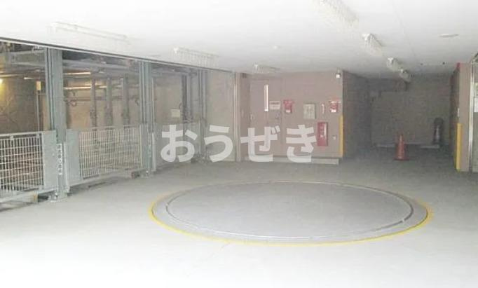 レジデンス横濱リバーサイドの駐車場