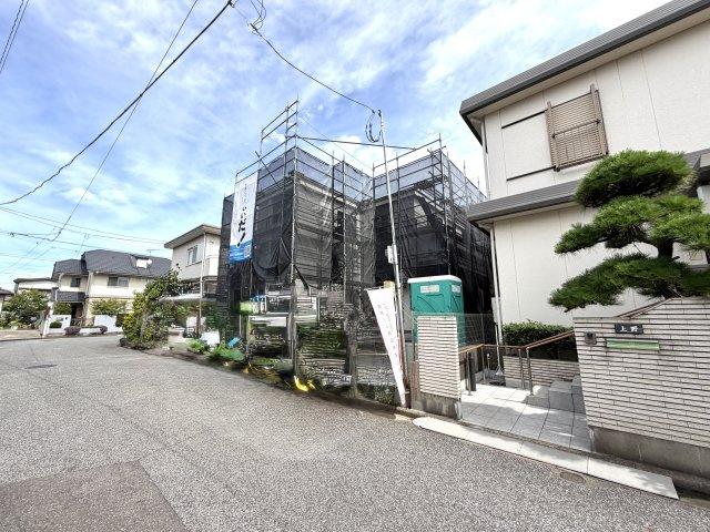 越谷市大房A号棟　新築戸建の外観|木の香りが漂う上棟直後の施工現場。各部屋の配置や間取りのリアルなスケール感を確認していただけます。