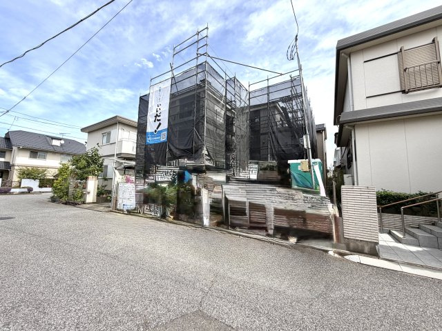越谷市大房A号棟　新築戸建の外観|家の形がくっきりと見えてきたワクワクする工程。構造用合板が貼り進められ強度がさらに高まります。