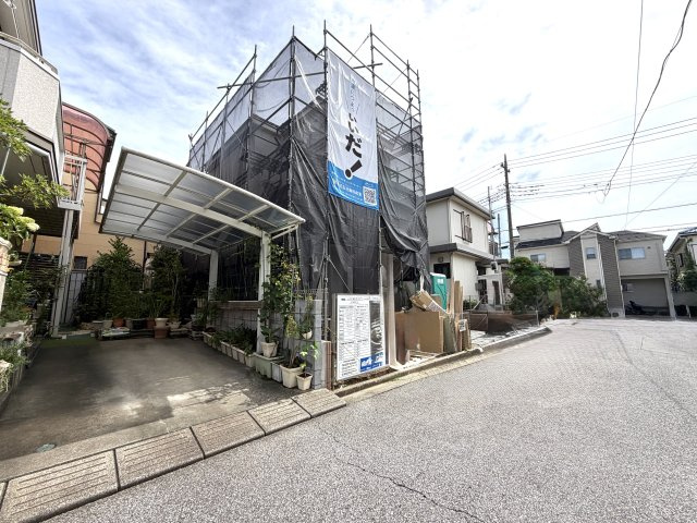 越谷市大房A号棟　新築戸建の外観|晴天のもと無事に上棟を終えた建築現場。ここから断熱材の施工や内装工事へと順次進んでいきます。