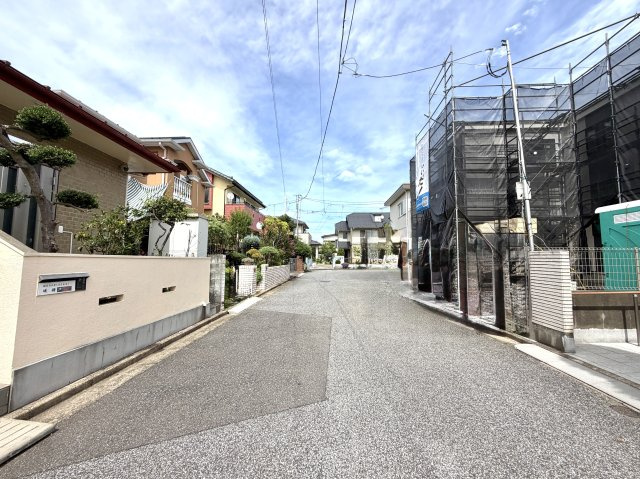 越谷市大房A号棟　新築戸建の前面道路含む現地写真|幅員がしっかり確保された前面道路に面し、開放感があります。陽差しを遮るものが少なく日当りも良好です。