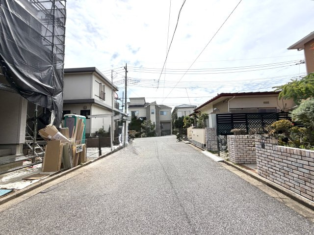 越谷市大房A号棟　新築戸建の前面道路含む現地写真|車通りが穏やかな前面道路。敷地へのアプローチもしやすく、ご家族やゲストを安心して迎え入れられます。