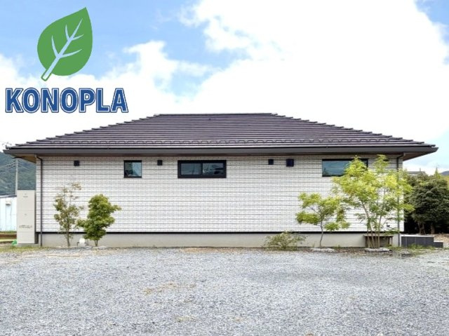【中古戸建】藤岡市浄法寺の外観|■外観｜外壁のアクセントカラーがシックな外観です。シンプルなデザインでありながらも「個性」を損なわず、お客様一人ひとりの暮らし方にフィットします。