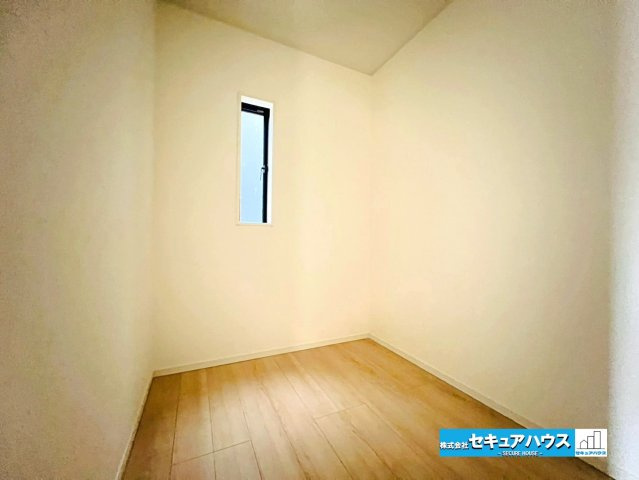 【本日ご案内可能】知立市弘法町　全2棟のその他|【ユーティリティスペース3帖】
◆1階廊下と洗面所に繋がるドア付きの収納スペースです。棚やラックを設置して自由に使うことのできるスペースです。アウトドア用品なども置くことが可能です♪　　　　　　　　　
