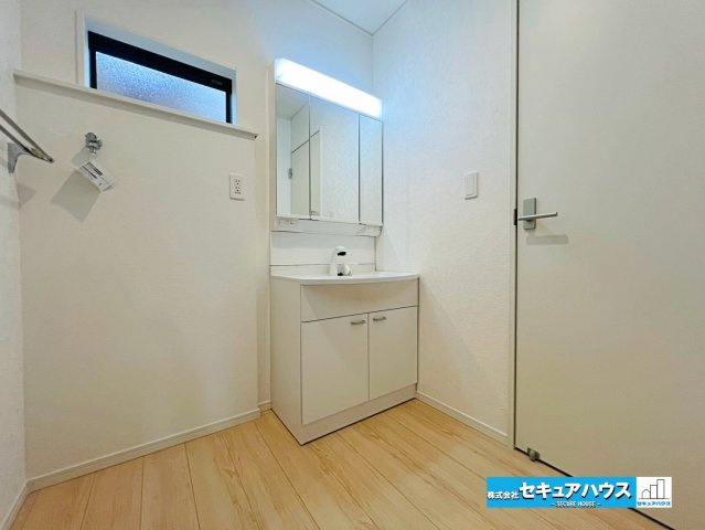 【本日ご案内可能】知立市弘法町　全2棟の独立洗面台|【洗面台】
◆鏡の裏にはたっぷりと収納スペースを標準装備！
◆電源を付属しているのでドライヤーなど利用できます。
◆シャワー付きの洗面台のため清掃も楽に行うことが出来ます。　　　　　　　　　　　　　　