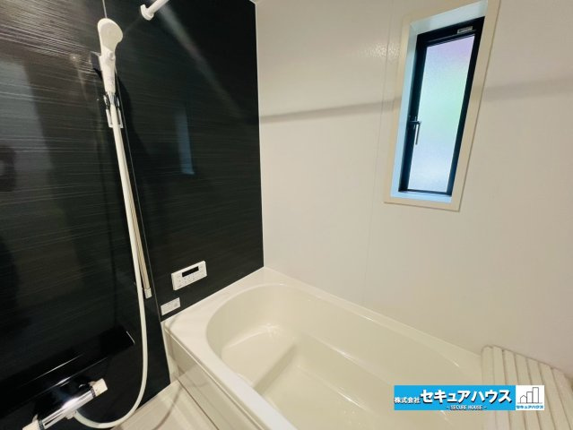 【本日ご案内可能】知立市弘法町　全2棟の浴室|【浴室】
◆アクセントパネルで落ち着きのある雰囲気を演出し、毎日の疲れを癒やすバスタイムを過ごせます。
◆窓付きで、カビの繁殖を抑える効果があります。
◆オプションでお好きなサイズの鏡を設置できます。