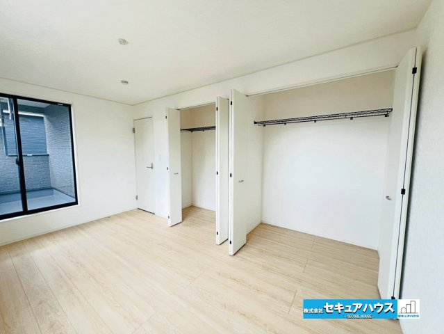 【本日ご案内可能】知立市弘法町　全2棟の洋室|【南側洋室7.5帖】
◆広々とした居住空間は日々の暮らしを彩り、心のやすらぎと満足感を与えてくれます。通風と採光を考慮した設計は子供たちはのびのび育ち、家族でくつろぎと団らんを生み出します。　　　　　