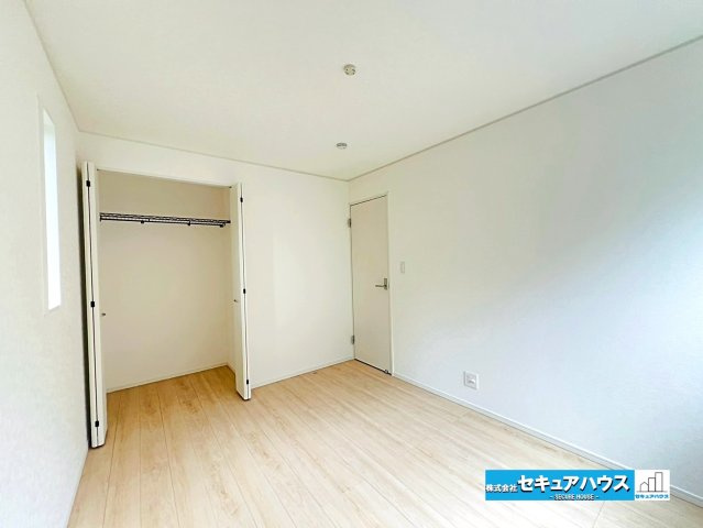 【本日ご案内可能】知立市弘法町　全2棟の洋室|【北側洋室6帖】
◆お子様のお部屋や主寝室、来客時の宿泊室、趣味のお部屋としてもご利用いただけます♪
◆全居室収納付きの洋室です。各居室にお洋服や、荷物を収納することができます。  　　　　　　　　　