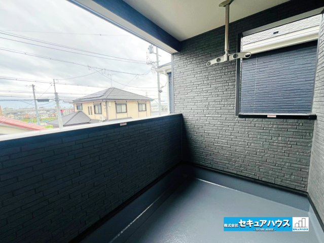 【本日ご案内可能】知立市弘法町　全2棟のバルコニー|【バルコニー】
◆見晴らしもよく、太陽の温かな温もりをめいっぱい受け止めてくれます。
太陽の光と爽やかな風を受けたお洗濯物はあっという間に乾き、取りこむ時には太陽の匂いを感じられそうですね。　    