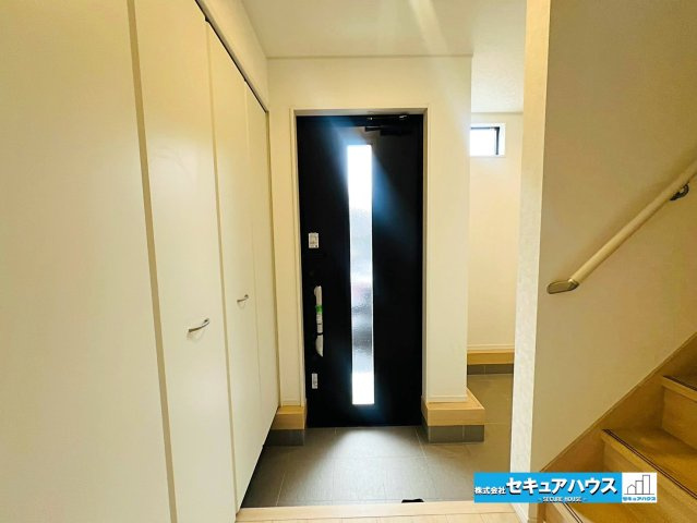 【本日ご案内可能】知立市弘法町　全2棟の玄関|【玄関】
◆光が差し込み明るいです。気分も晴れやかになりますね。
◆玄関には、収納力のあるシューズクロークがございます。玄関まわりがすっきり片付きます。
◆ダブルロックキーで防犯面も安心です♪　　　　
