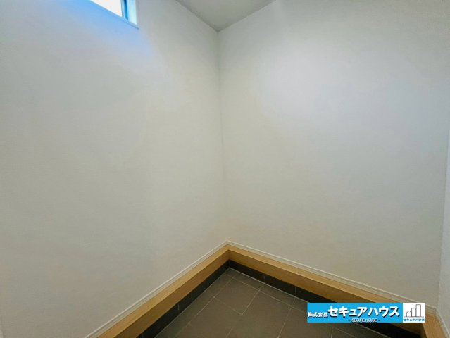 【本日ご案内可能】知立市弘法町　全2棟の玄関|【土間スペース】
◆玄関にはシューズクロークと合わせて土間収納スペースがございます。ベビーカーやゴルフバッグ、傘立てなどを置くことのできる便利なスペースです♪　　　　　　　　　　　　　　　　　　　　　