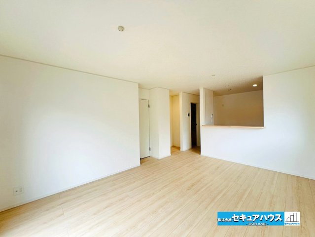 【本日ご案内可能】知立市弘法町　全2棟の居間・リビング|【LDK16.2帖】
◆対面式のオープンキッチンは、家事をしながら家族の様子が一目でわかる安心＆便利設備♪
◆パントリー付きで掃除用具やキッチン周りの物、日用品のストックもすっきりと片付きます。　　　