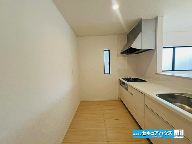 【本日ご案内可能】知立市弘法町　全2棟のキッチン|【キッチン】
◆広々としたキッチンスペースのため家族で並んで料理できます。
◆キッチンの窓は熱気や匂いを逃がす役割があります。
◆床下収納付きで飲み物や調味料のストックを収納できます。　　　　　　　　