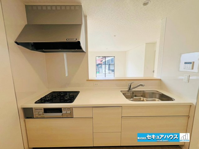 【本日ご案内可能】知立市弘法町　全2棟のキッチン|【キッチン】
◆「焼く・蒸す・煮る」の工程を同時進行で進めることができるので、料理を素早く作ることができます。
◆食洗機をオプションでつけることも可能なシステムキッチンです。　　　　　　　　　　　　　