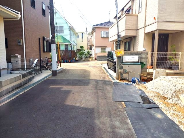 宝塚市南ひばりガ丘3丁目新築一戸建の前面道路含む現地写真