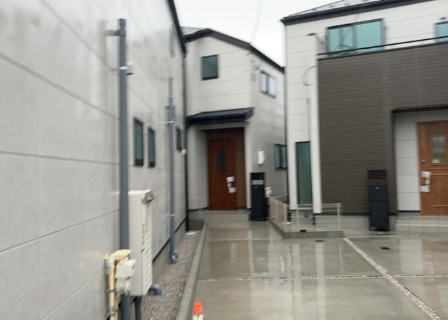 【外観】 | ついに完成致しました！現地をご見学に行く際は、道路の幅や周辺の交通量、施設などをご確認頂くことをおすすめします！物件の流れが早いため、内見をしたい方はお早めに当社営業までお問い合わせ頂きご予約下さい！