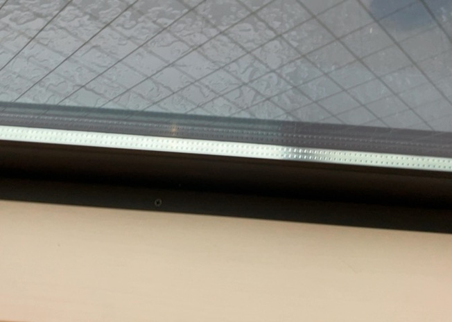 【内装】 | サッシとは、ガラス窓に使用される金属製の窓枠のことです。一般的に住宅建築では、金属製建具工事の段階で備え付けるもので、ガラス類や玄関、バスルームのスチール製のドアなどと同じタイミングで工事を行います。
