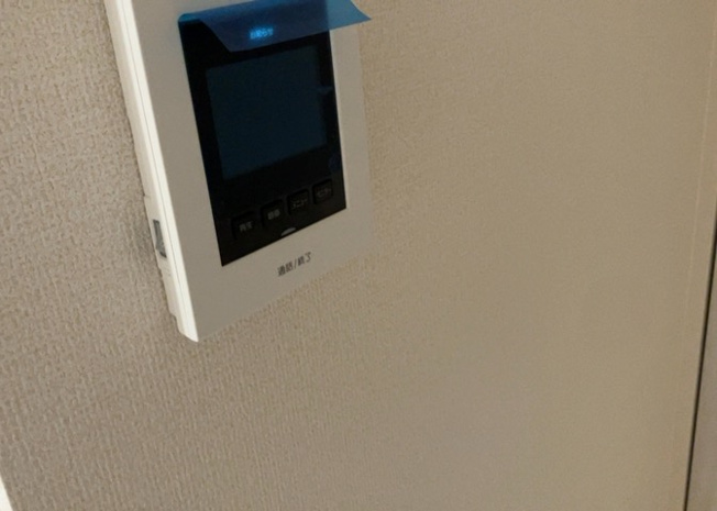 【セキュリティ】 | モニターで来訪者を確認して、目的が分からない場合はインターホンを通じて室内から会話することができます。怪しいと感じた場合はインターホン越しにお帰りいただくことができるので、直接会うことがなく安全です。
