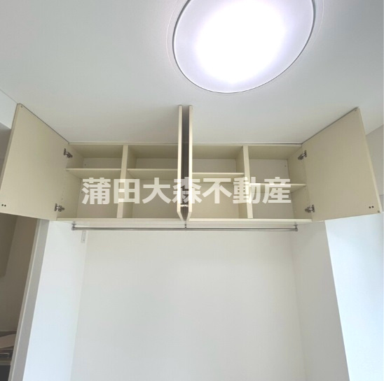 プロフィットリンク蒲田の収納|ハンガーパイプ付き吊戸棚収納