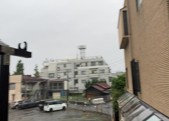 【展望】 | バルコニーからの眺望は前面に遮るものがなく開放的な景色が広がります。遠くの空まで見渡すことができ、毎日の暮らしに爽やかな彩りを与えてくれます。通風も大変良好で心安らぐ心地よい風を感じることができます。