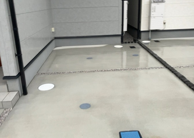 【駐車場】 | 敷地内にはカースペース（平面駐車場）を完備しています。マイカーの駐車はもちろん、自転車やバイクの保管場所としても活用できます。前面道路からの進入もスムーズで、毎日の車通勤やお買い物が快適に行えます。