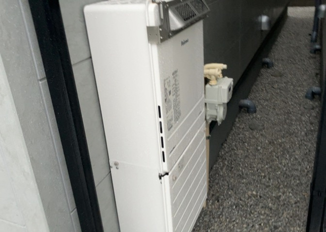 【発電・温水設備】 | 環境と家計に配慮した省エネ型の給湯設備を搭載しています。お風呂の追焚機能やキッチンへの給湯も効率よく行え、毎月のガス代や電気代を節約可能。ボタンひとつで簡単に操作できるコントロールパネルも便利です。