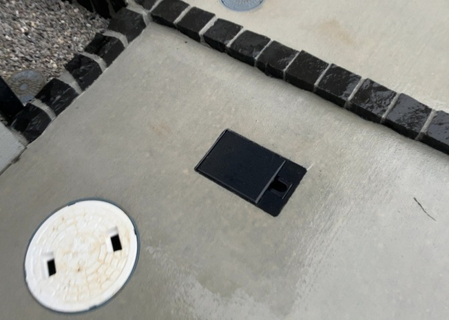 【設備】 | 敷地内には散水や洗車、お庭のお手入れに大変重宝する屋外散水栓などの便利設備が整っています。アウトドア用品のお手入れやペットの足洗い場としても活用でき、戸建てならではの快適な暮らしを支えてくれます。