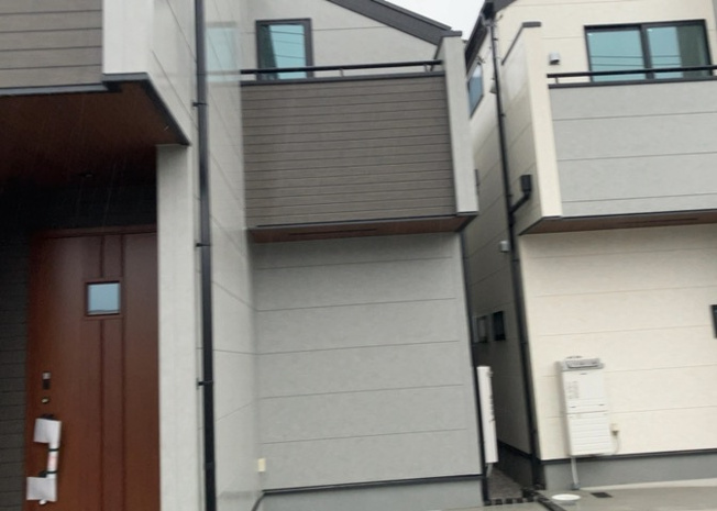 【外観】 | 全９区画の開発分譲地内に佇むスタイリッシュな新築一戸建てです。平坦地で歩きやすく、都市近郊の利便性と穏やかな住環境を兼ね備えています。瑕疵保険保証付きで、引き渡し後も安心してお過ごしいただけますよ。