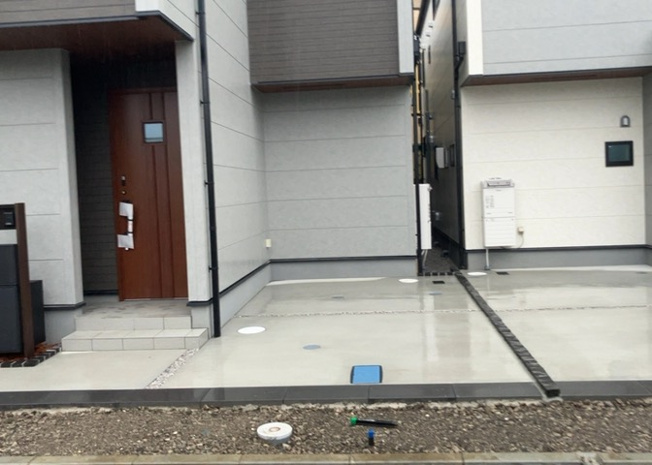 【前面道路含む現地写真】 | 前面道路は幅員４．０ｍの公道で、視認性が良く車同士のすれ違いも落ち着いて行えます。八王子市並木町の静かな住環境で、お子様の通学や日々のお買い物での移動も安心。周辺交通量も少なめで穏やかな街並みです。